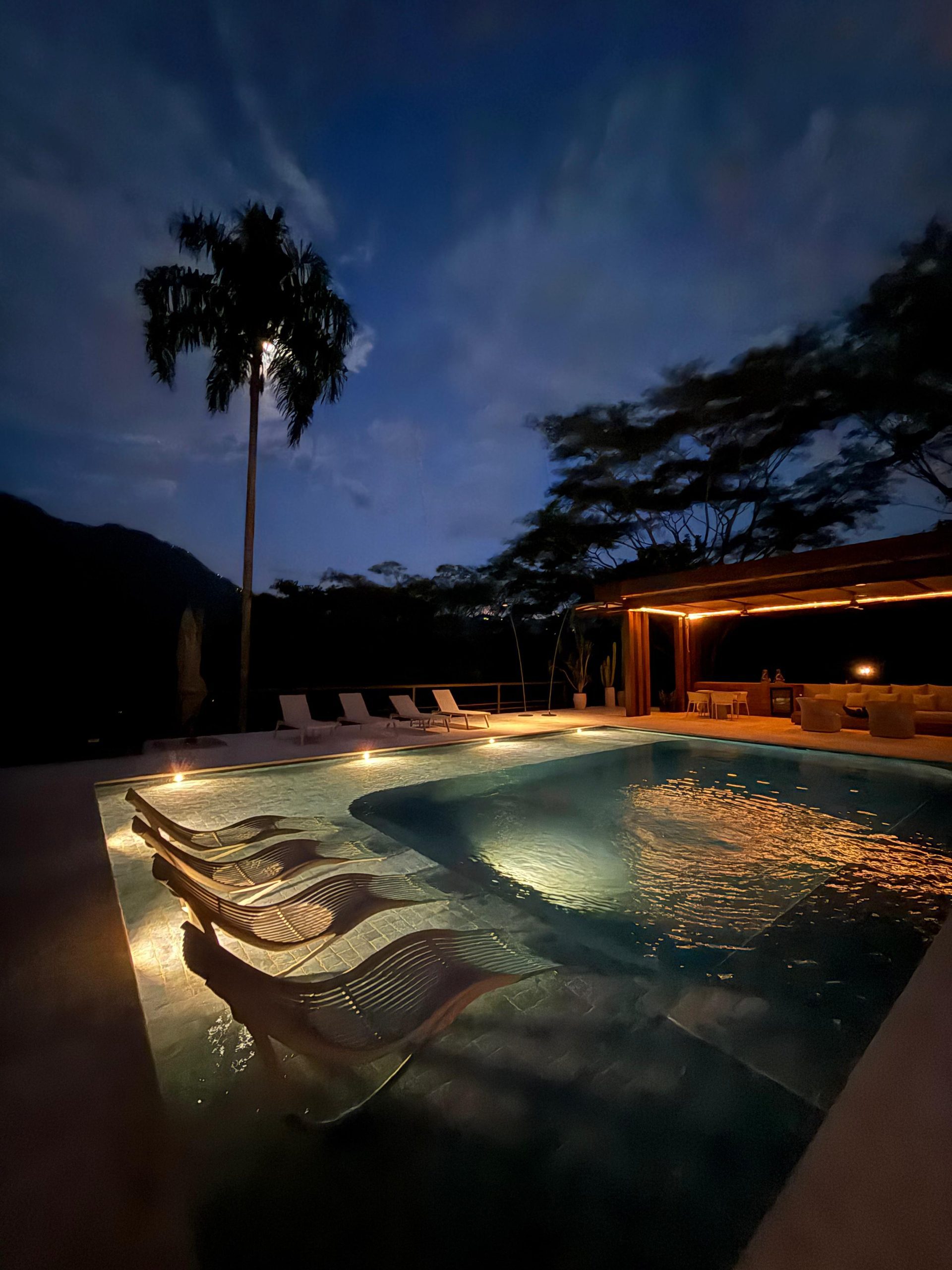 Piscina de diseño con gresite veneciano construida en finca Colombia — Homeway