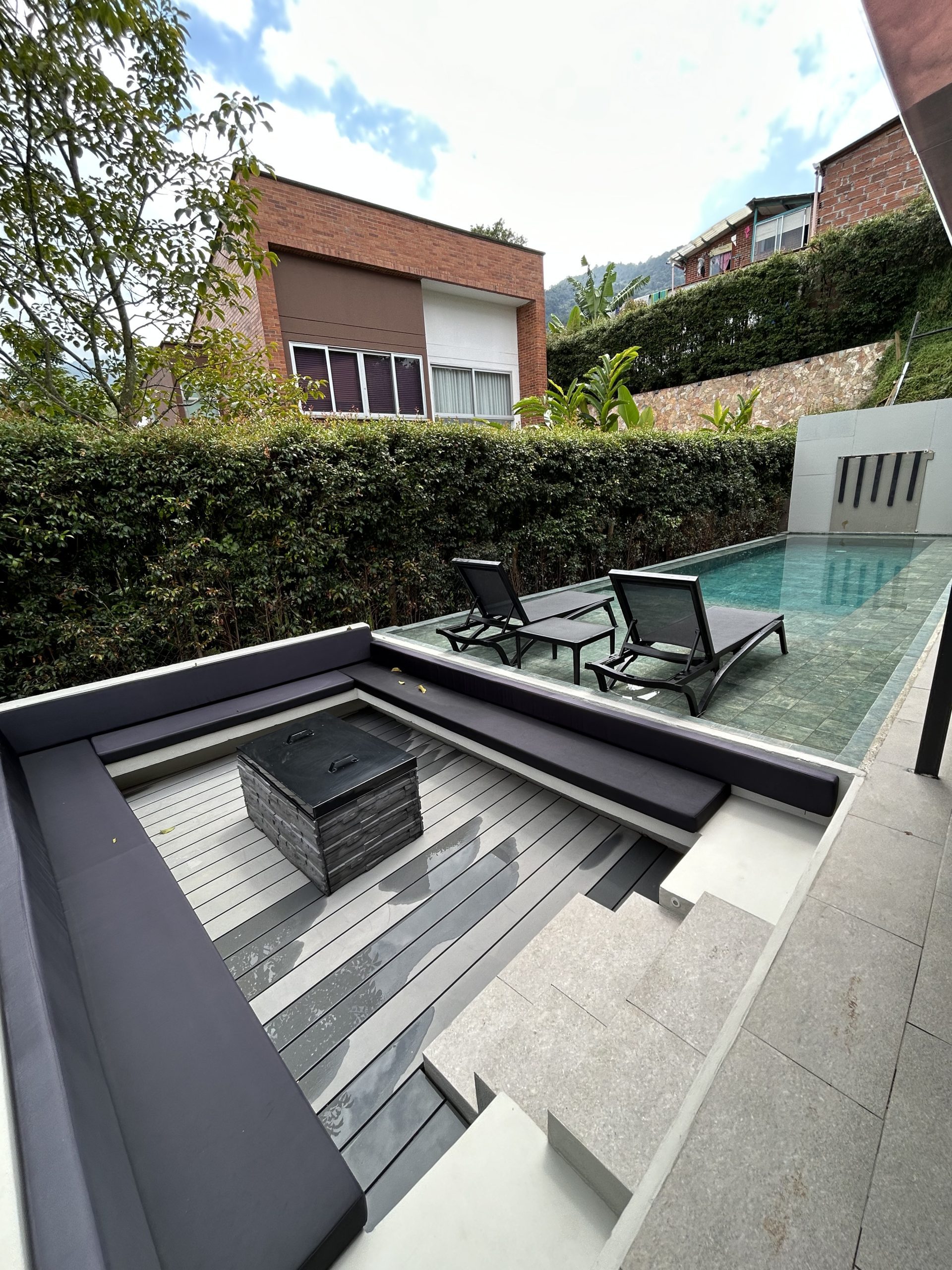 Piscina desbordante infinity en terreno inclinado Colombia — proyecto Homeway Medellín