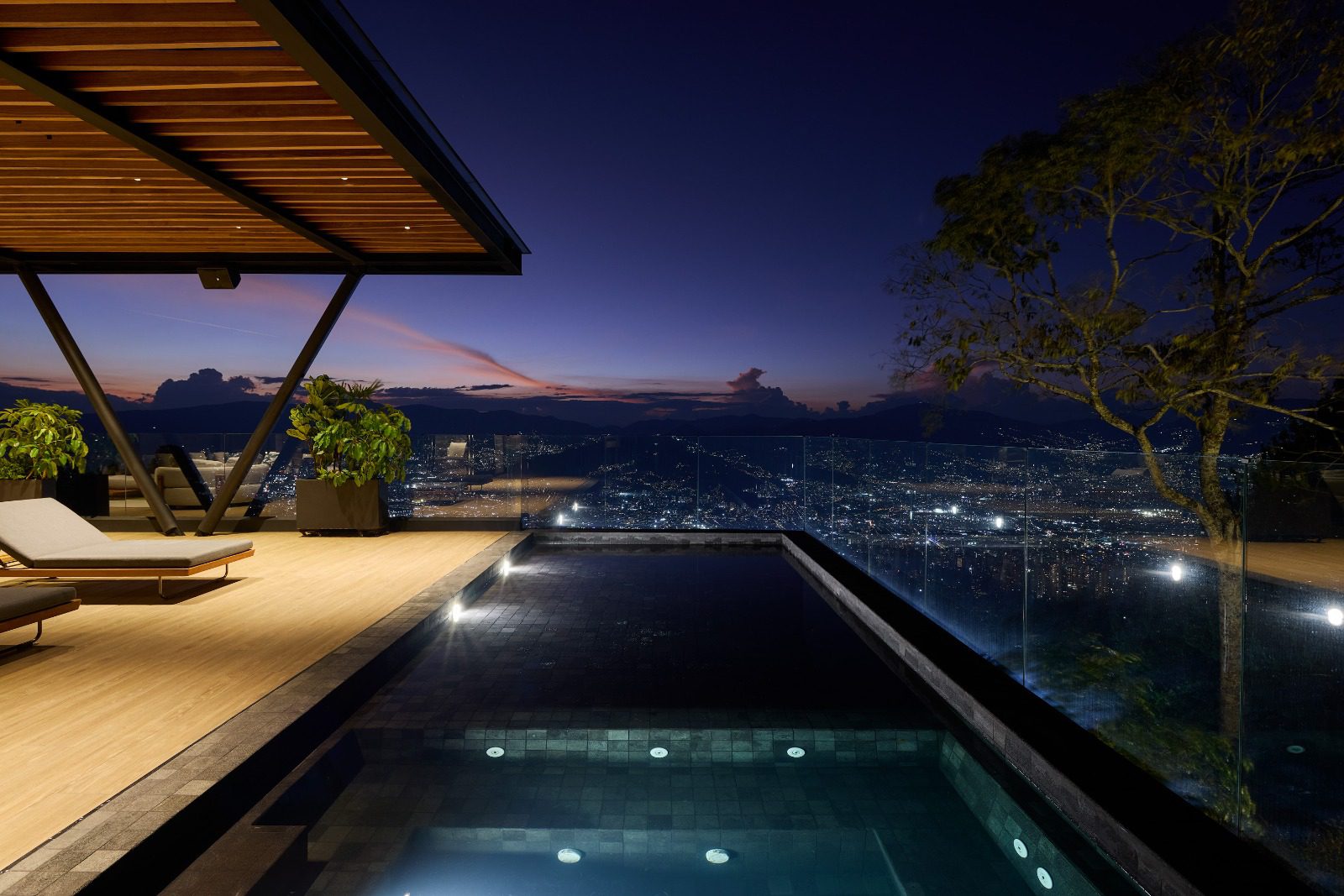 Piscina rectangular con acabado en piedra natural e iluminación LED submarina — Homeway Colombia