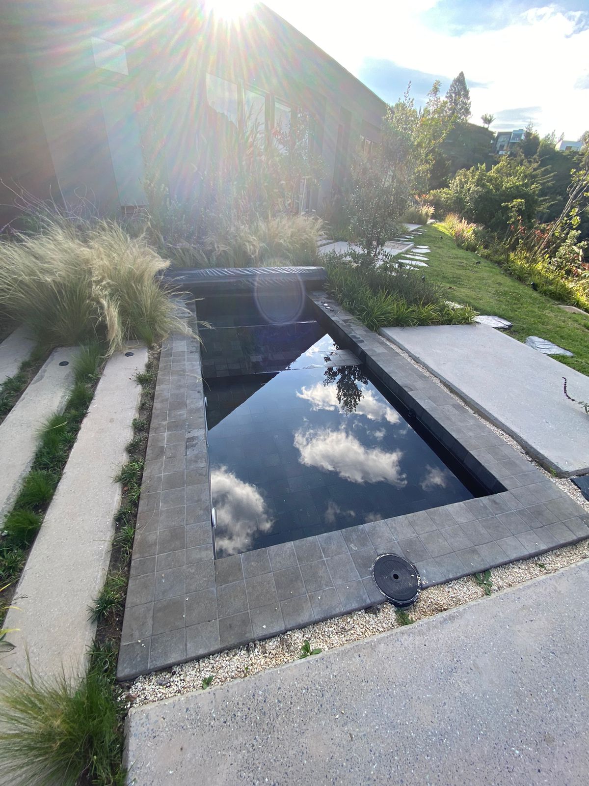 Piscina residencial con sistema de filtración inteligente y cromoterapia — Homeway Colombia