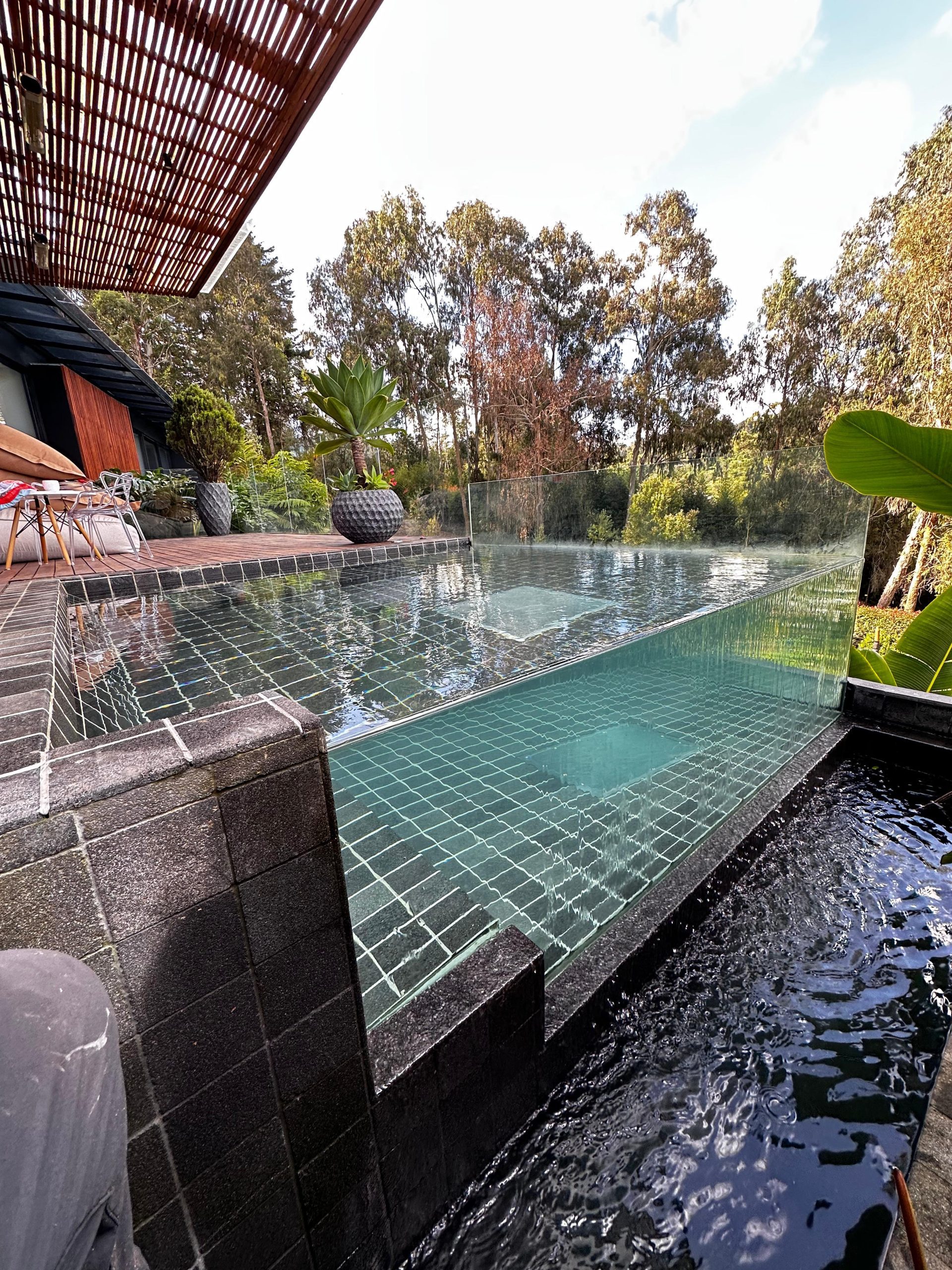 Piscina infinity con vista panorámica construida en finca Antioquia — Homeway