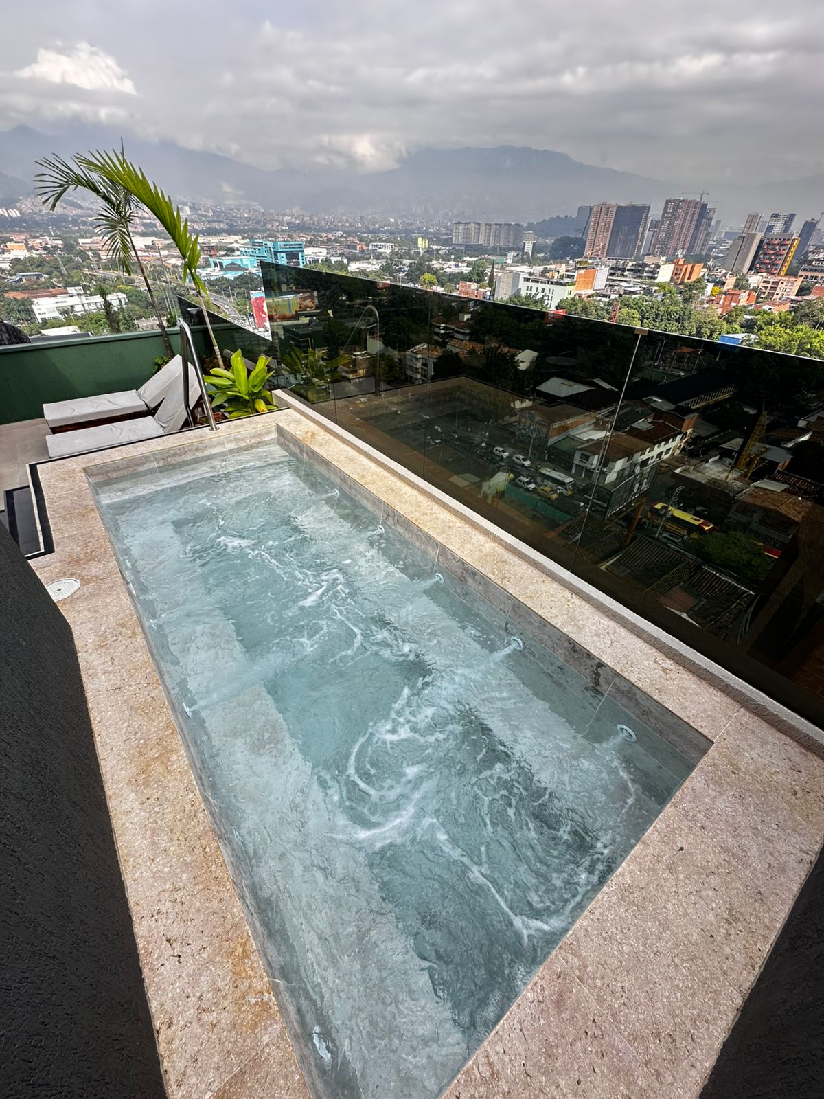 Piscina con revestimiento en porcelana de alta resistencia e iluminación LED — Homeway Medellín