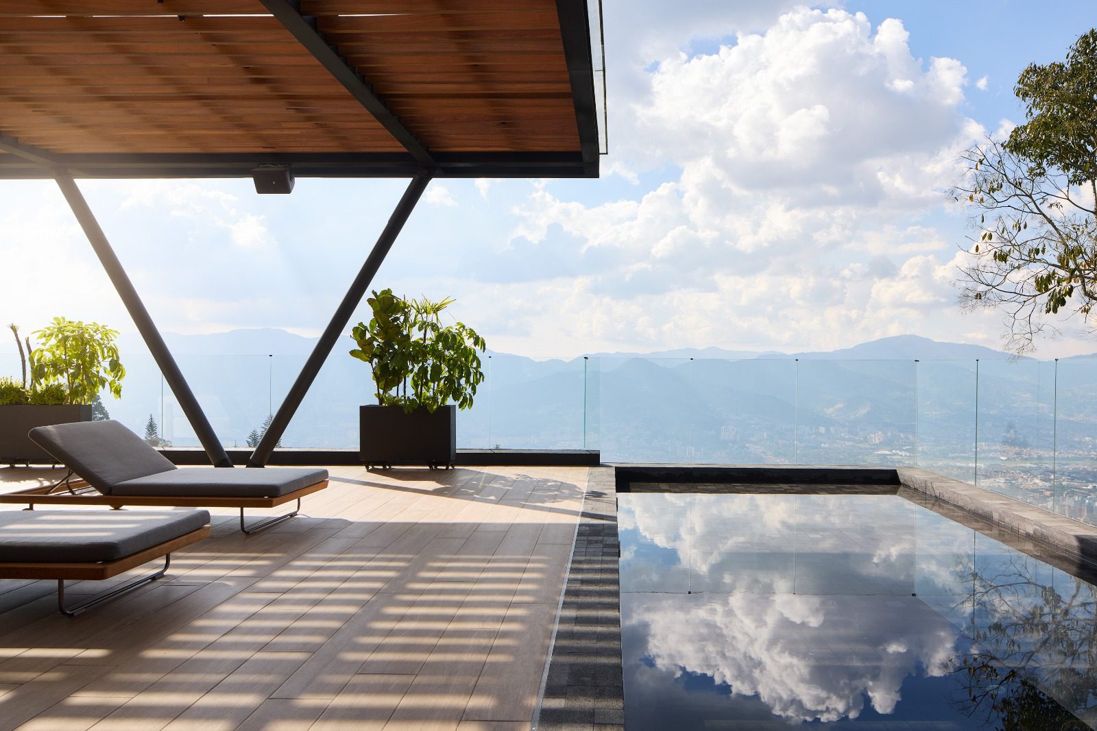 Piscina rectangular con cascada decorativa y spa integrado — proyecto Homeway Colombia