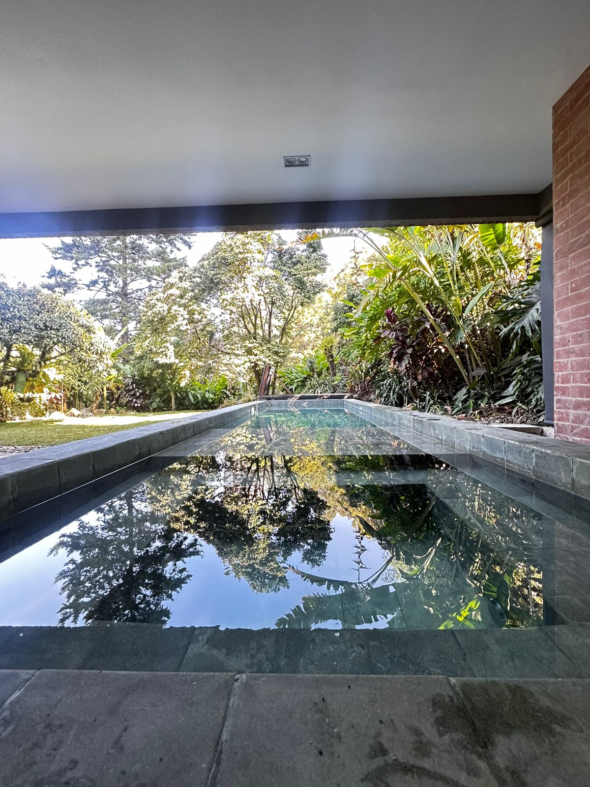 Construcción de piscina de lujo en Colombia — Homeway