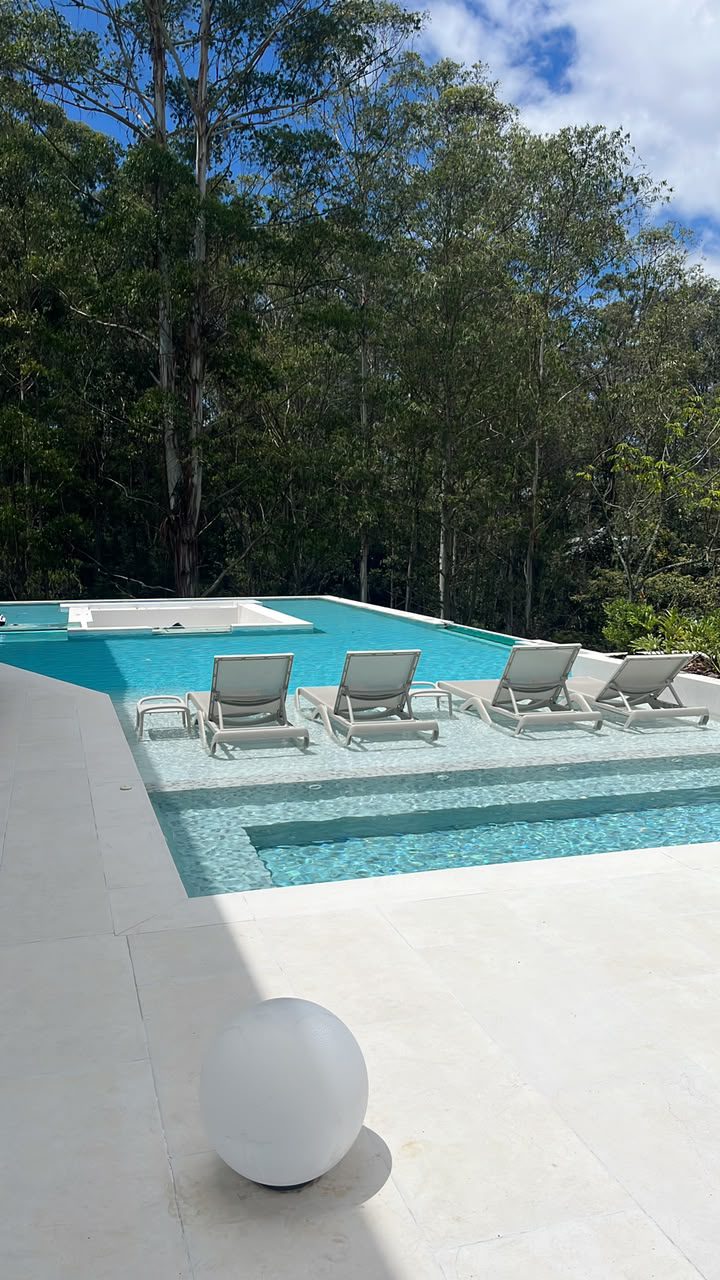 Piscina con plataforma sumergida en casa de lujo Colombia — Homeway