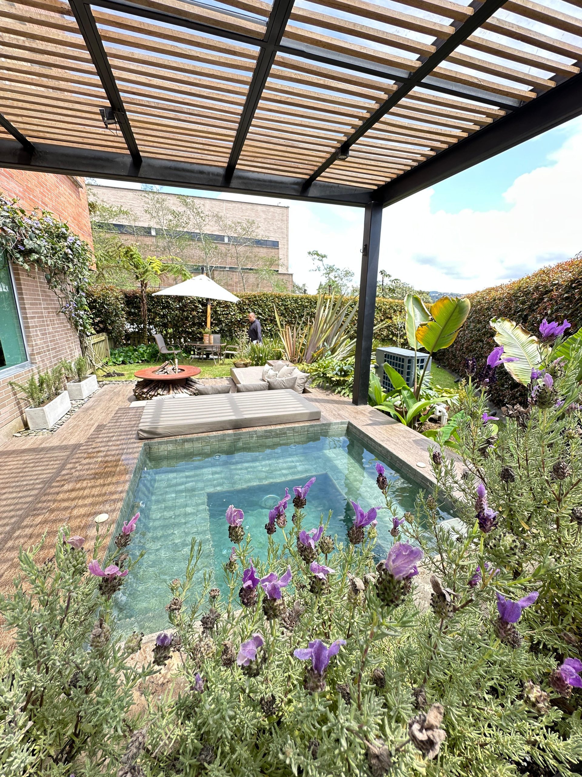 Piscina residencial con sistema de calefacción y automatización inteligente — Homeway Colombia
