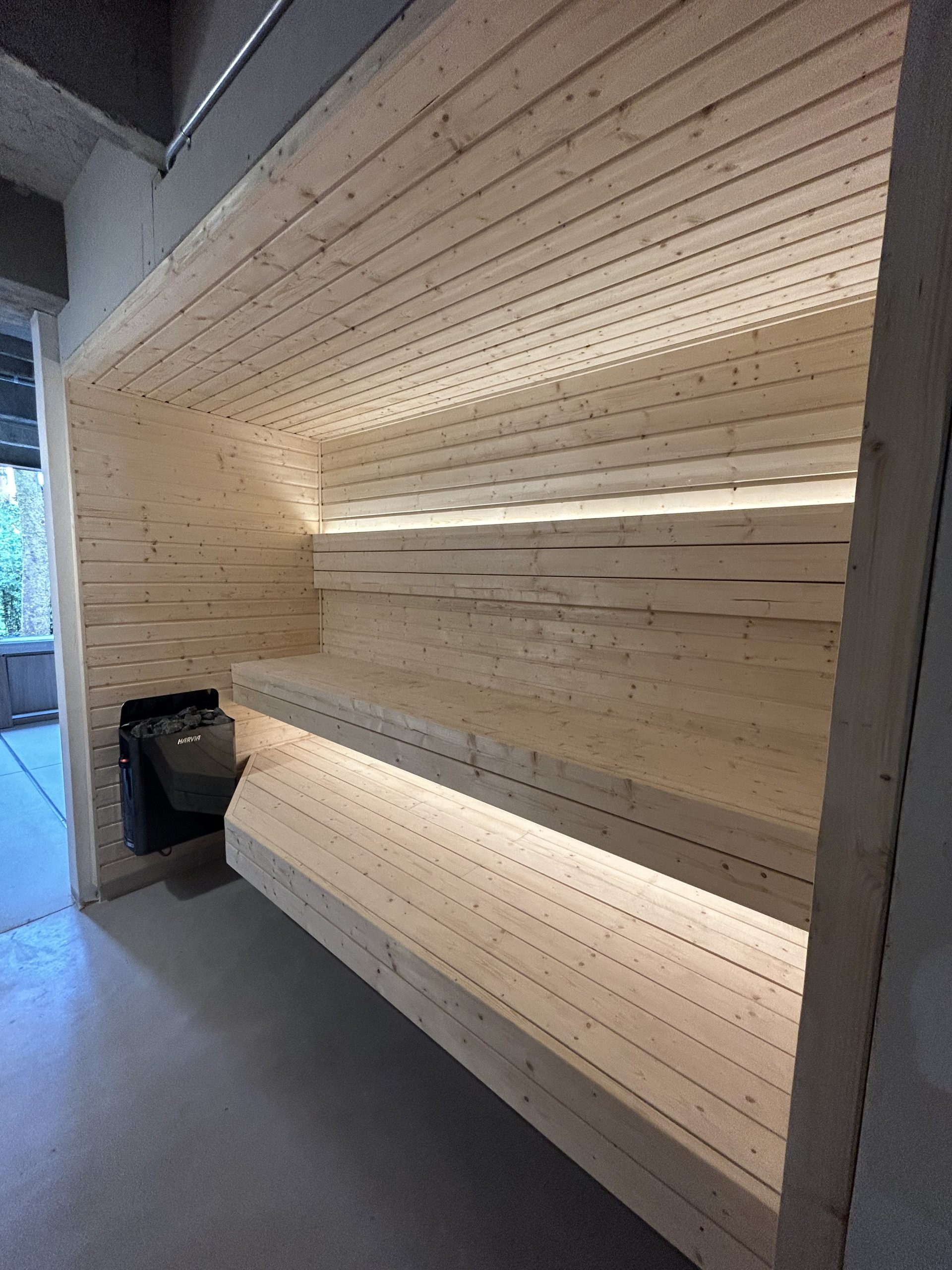 Cabina de sauna a medida con vidrio templado y madera cedro — proyecto Homeway Colombia