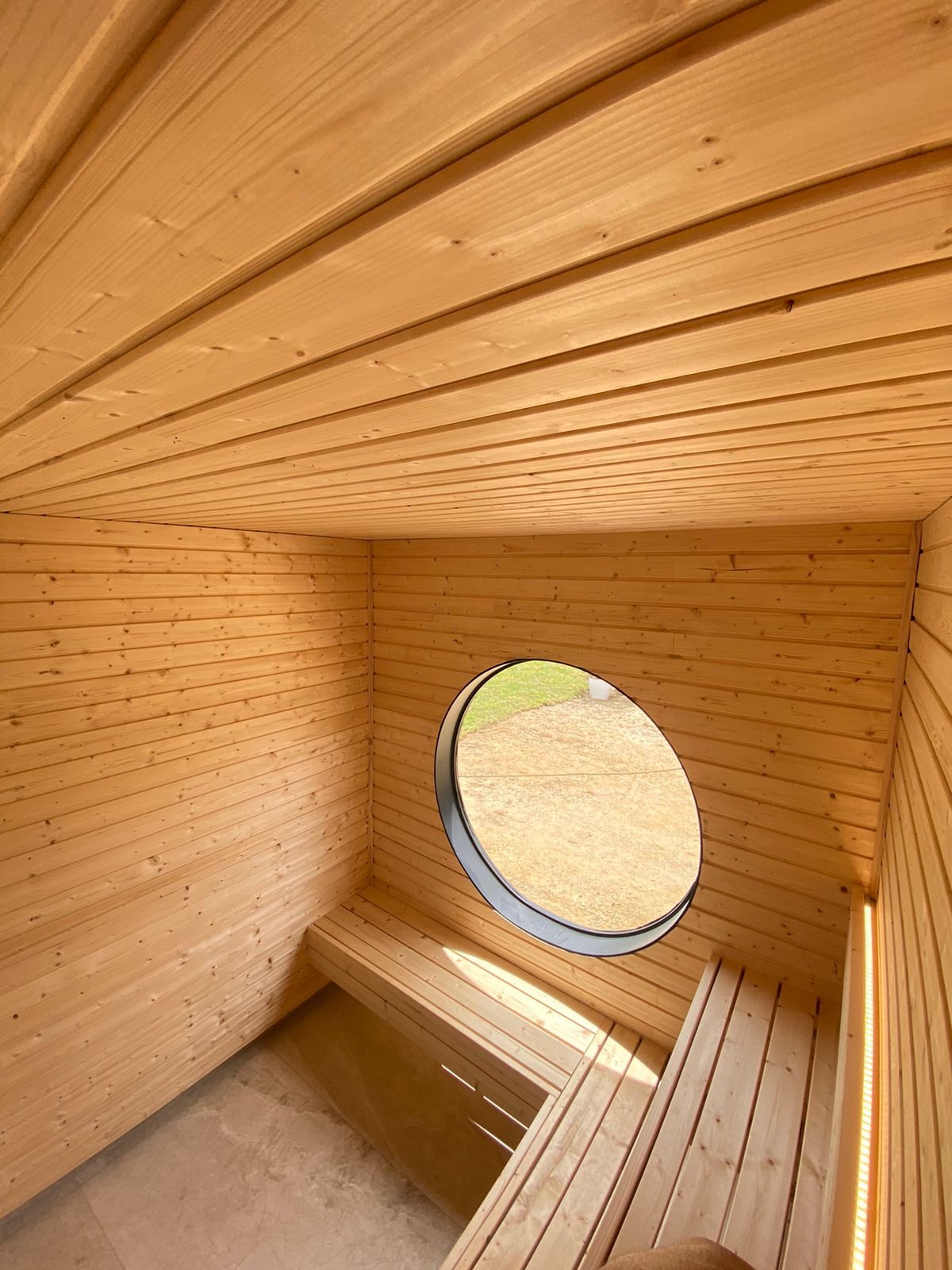 Sauna de vapor húmedo en proyecto residencial Colombia — instalación certificada Homeway