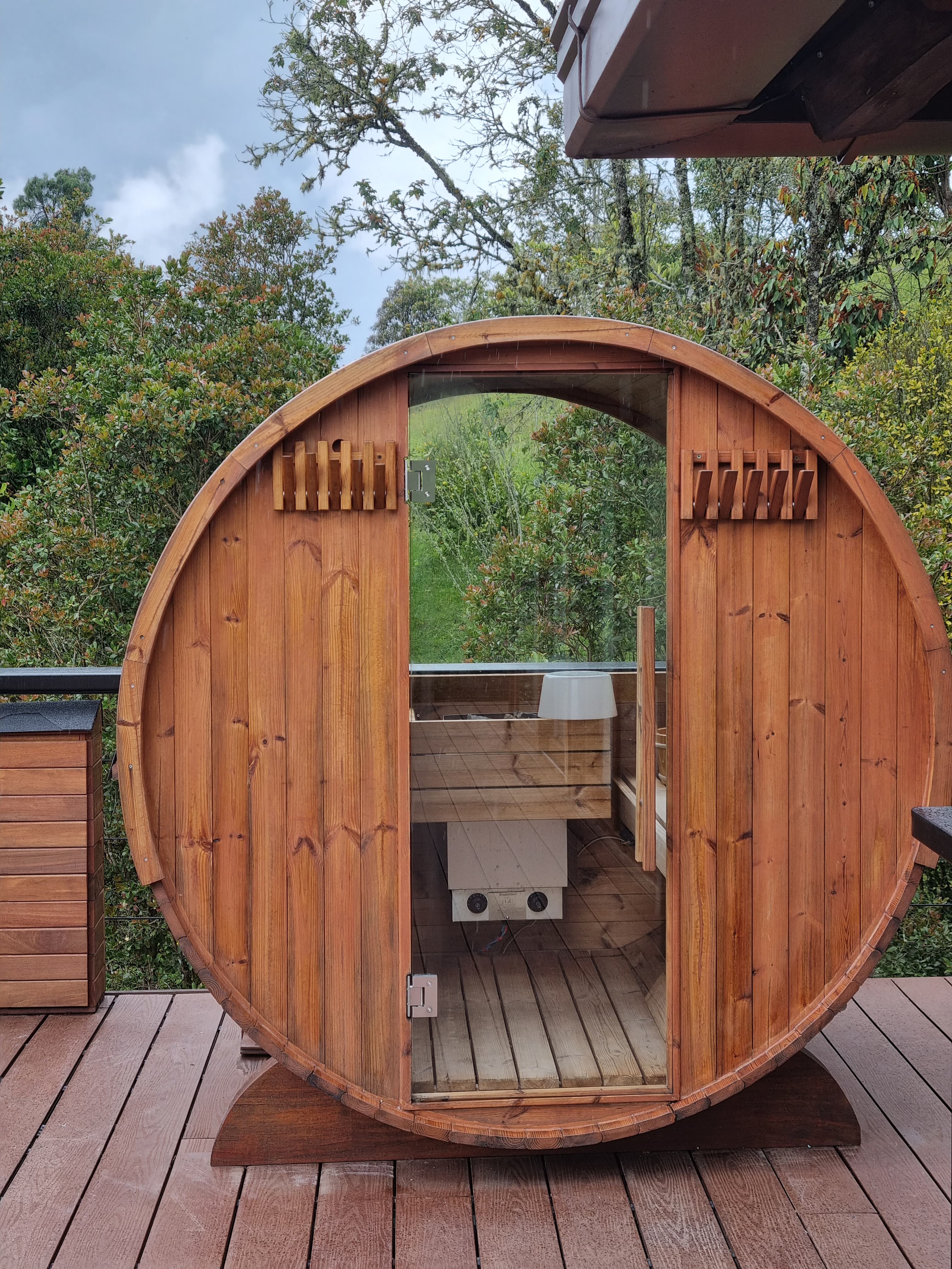 Sauna en casa con panel de control digital de temperatura — Homeway Colombia