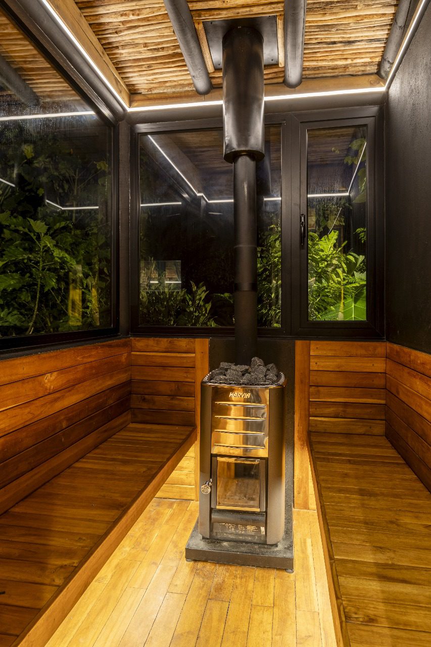 Diseño interior sauna finlandesa seca con bancas de abachi — proyecto Homeway Medellín