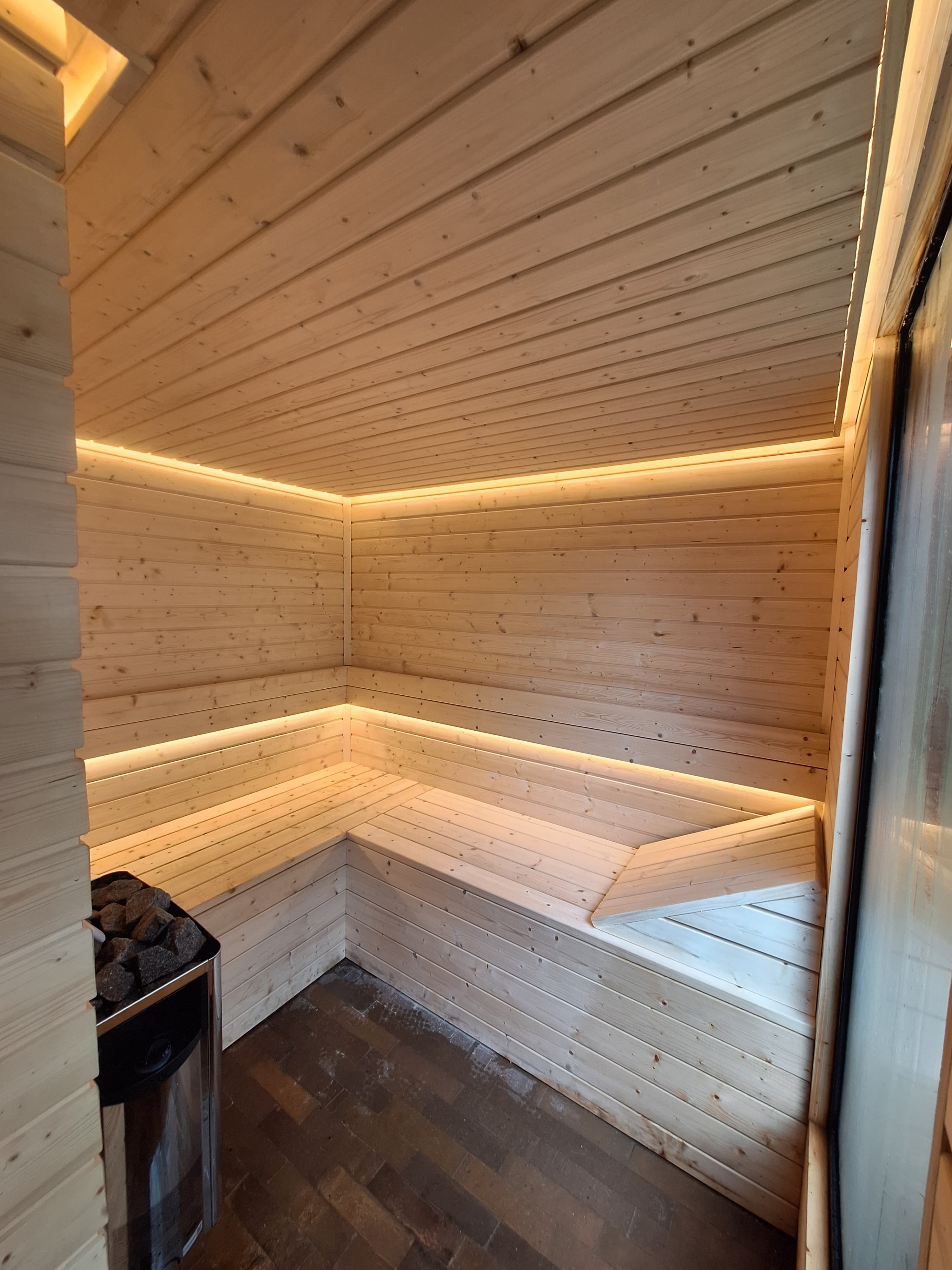 Sauna de madera premium con calentador eléctrico europeo — instalación Homeway Colombia