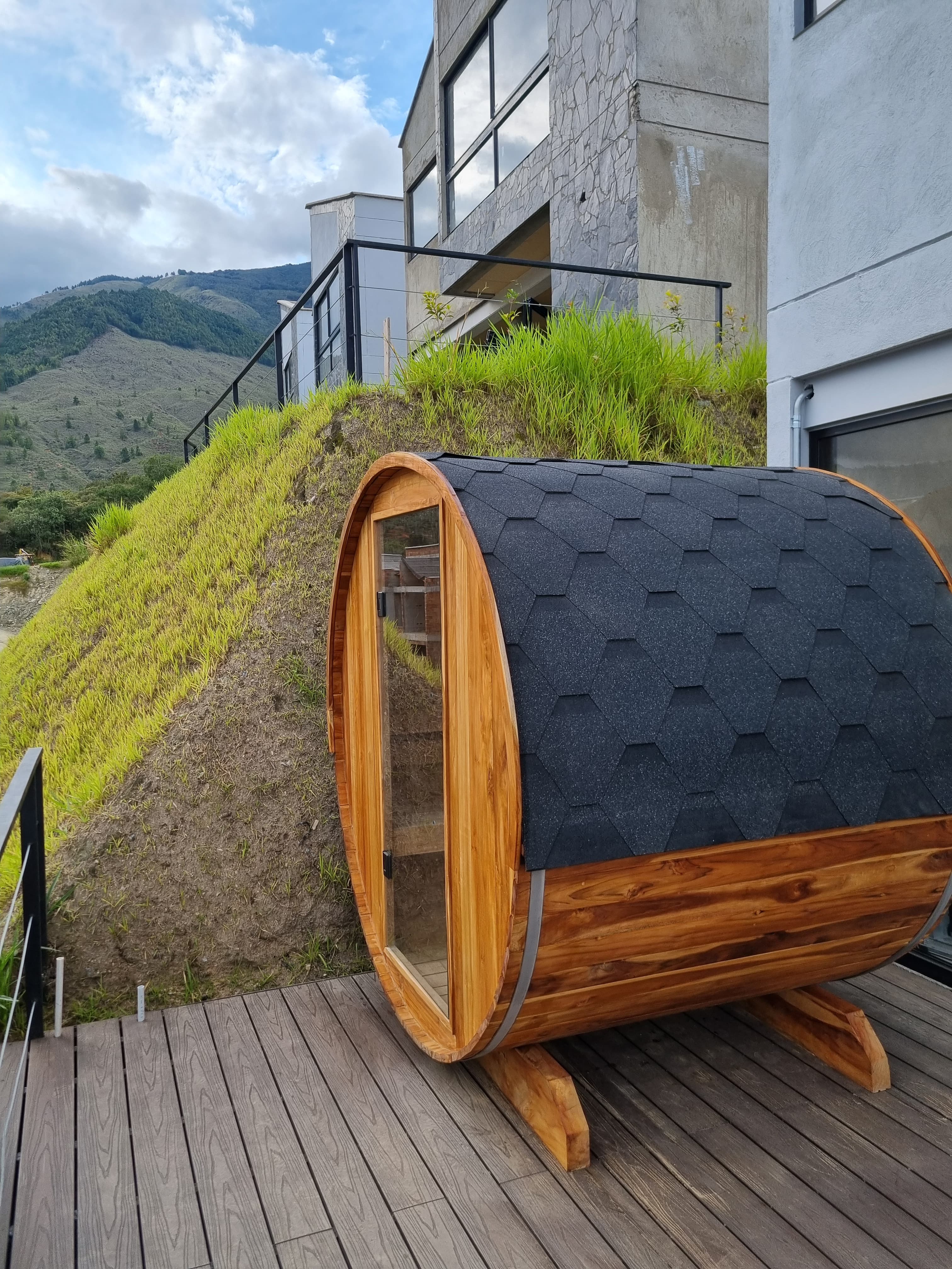 Proyecto sauna en casa de lujo Colombia — madera hemlock y vidrio templado Homeway