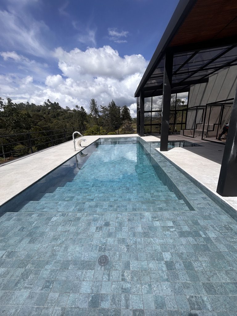 Piscina residencial terminada Homeway Colombia