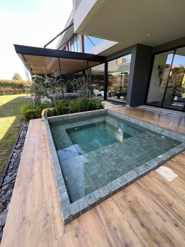 Piscina de diseño instalada por Homeway Colombia