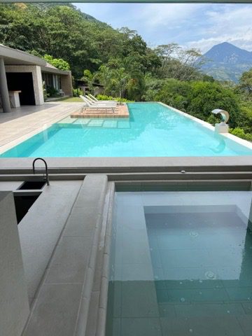 Piscina con porcelanato Exagres Colombia