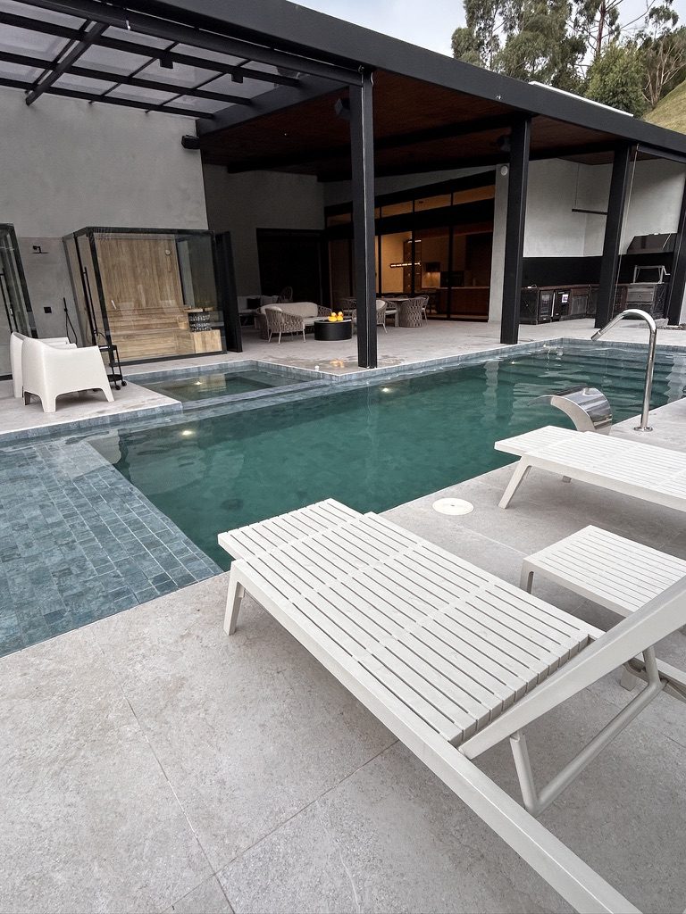 Construcción piscina de lujo Homeway Colombia